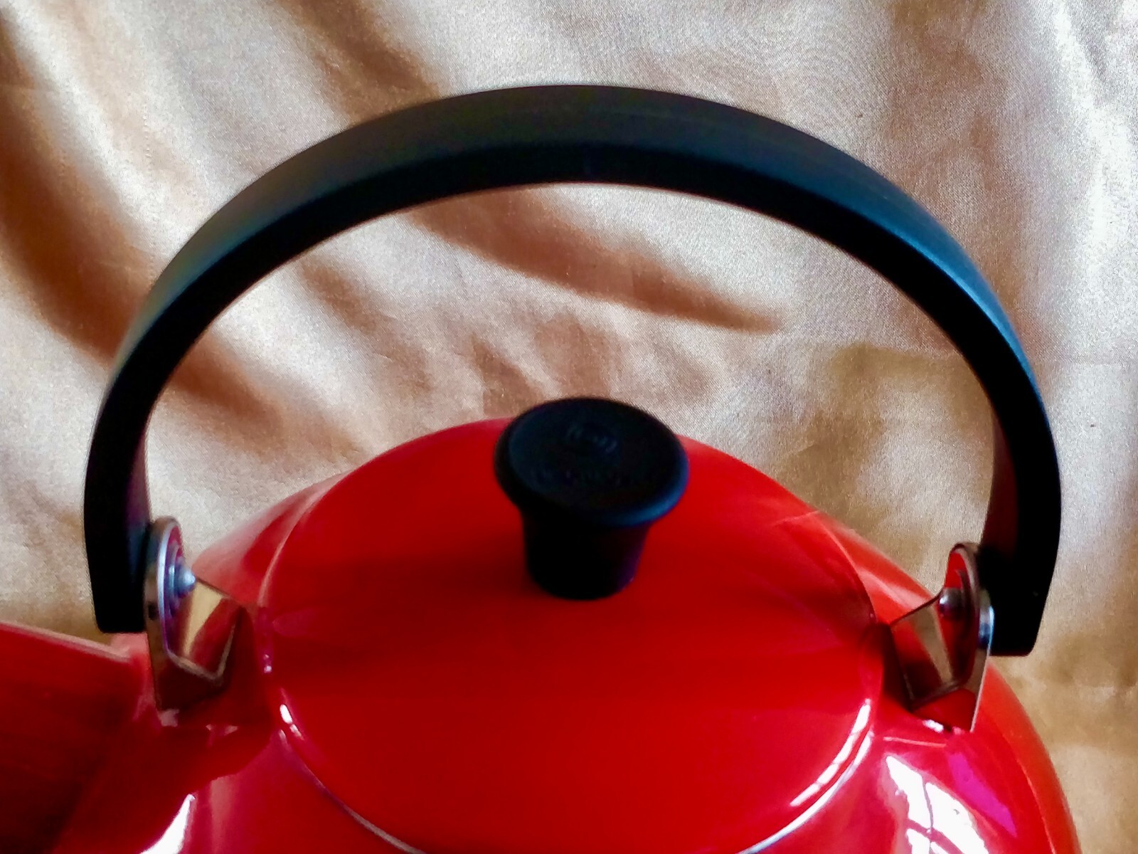 LE CREUSET Zen 1.5L Whistling Stove Top Kettle Cherry Red