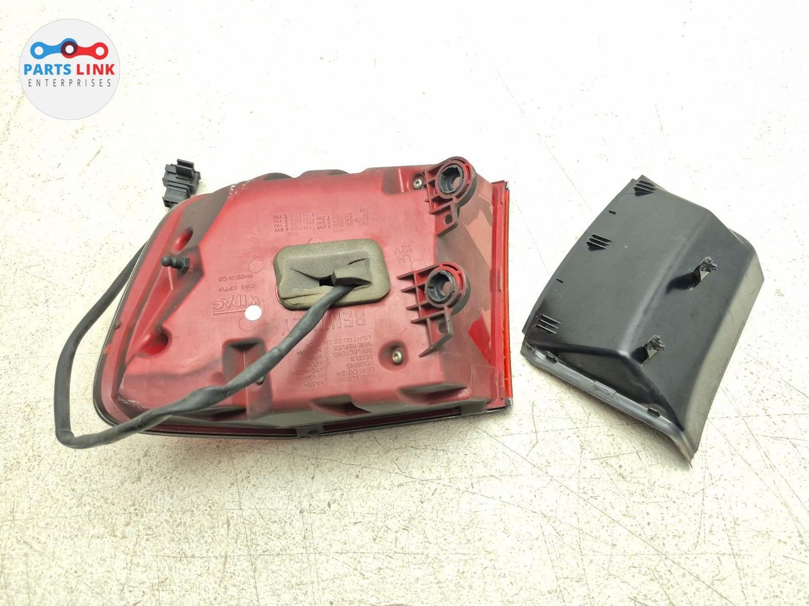 2016-20 BENTLEY BENTAYGA REAR LEFT TAILLIGHT QUARTER TAIL LIGHT BLACK TRIM 636