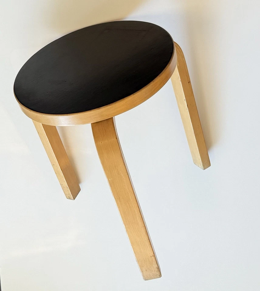 Taburete Aalto vintage hecho por en Finlandia por Artek en la parte superior de linóleo negro de los años 60 Foto 4 de 4