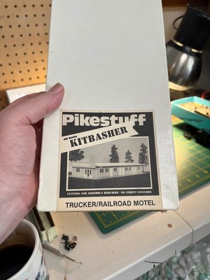 Vintage PIKESTUFF HO TRUCKER/RAILROAD MOTEL  Model Kit #5004 complete
