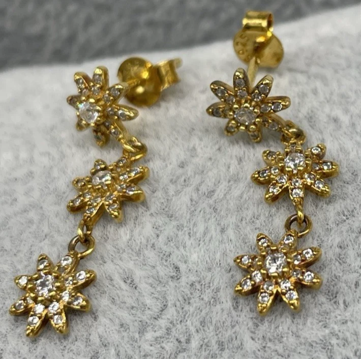 Orecchini Donna in Argento 925 dorato pendenti di Stelle ricoperti da brillanti - Immagine 3 di 4