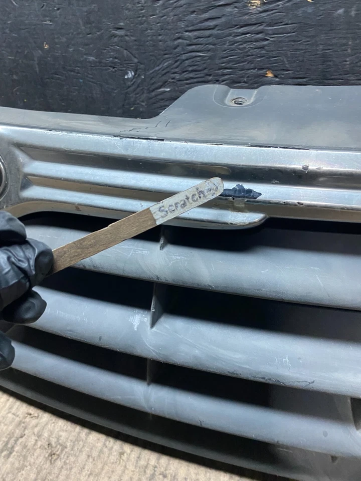 Parrilla superior delantera Chrysler Voyager 2002 a 2004 N2047 DG Foto 4 de 4