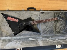 Chitarra EXODUS LTD nera con logo riprodotto in scena Lee Altus 2024 N American Tour