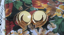 VINTAGE 80s MONET CREAM  GOLD TONE ENAMEL CLIP EARRING OMEGA BACK