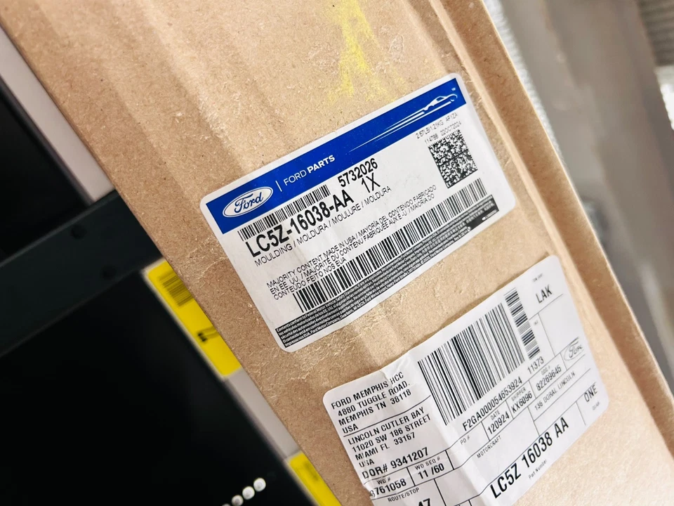 Guardabarros de pasajero delantero moldeado acampanado para Lincoln Aviator 2020-2023 LC5Z16038AA Foto 2 de 2