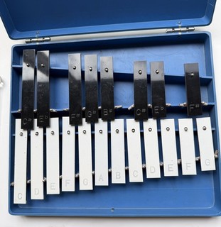 Vintage 20 note Glockenspiel in blue metal carry case with two plastic mallets