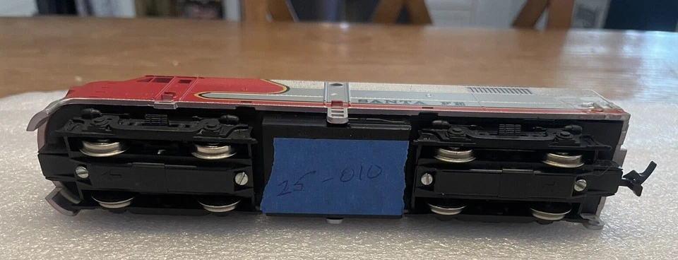 HO Roco Model Power Alco FA-2 Santa Fe Locomotive Lot 010 Engine Serviced - Image 4 of 4