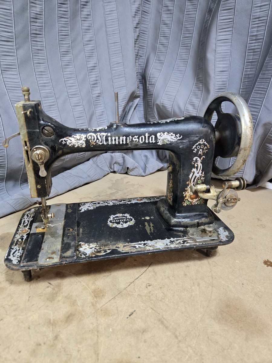 Vintage 1950's Home Mark De Luxe Model 1620 Pastel Blue Sewing Machine w/Case