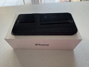 Apple iPhone 7 - 128GB - Schwarz - OVP - Batteriekapazität 69%