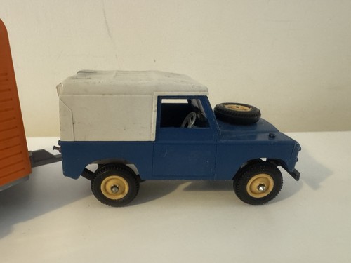 BRITAINS Farm LAND ROVER & Beaufort Double Horse Box Trailer 1:32 Scale & Figure - Picture 6 of 10