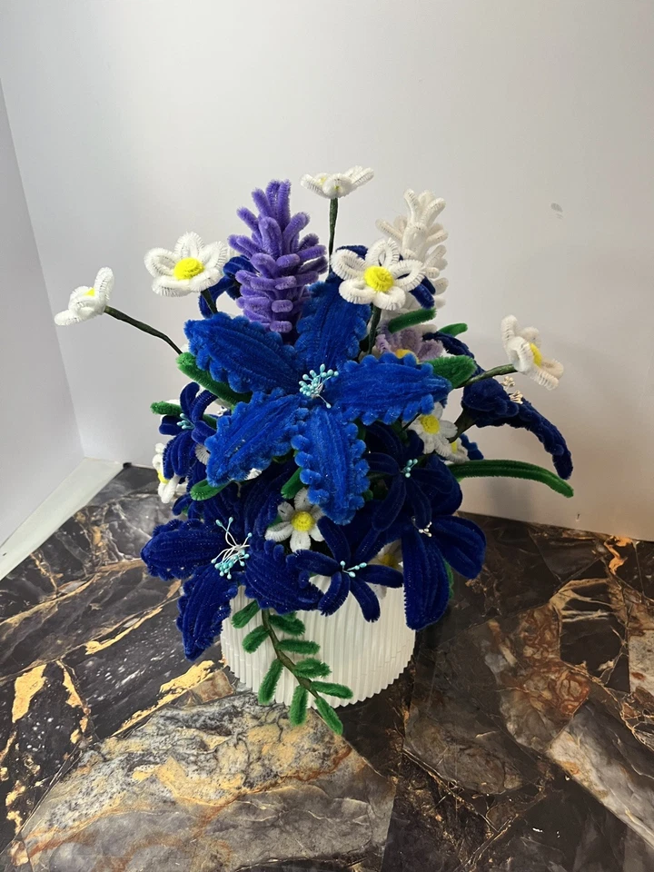 Flores azules y blancas hechas a mano - Ramo limpiador de pipas en maceta blanca Foto 3 de 4