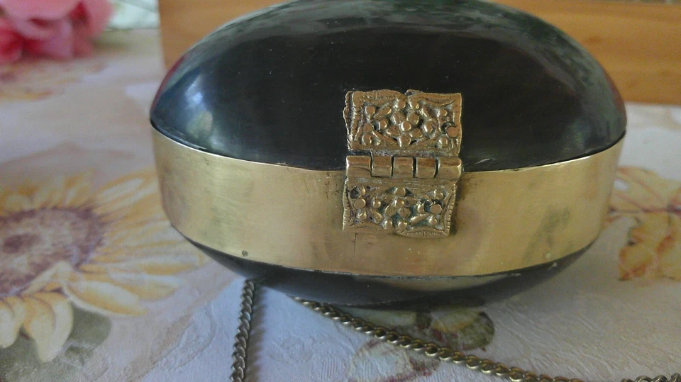 Bolsa tiracolo vintage 1920–30 preta de latão com capa dura forrada de veludo - Imagem 2 de 4