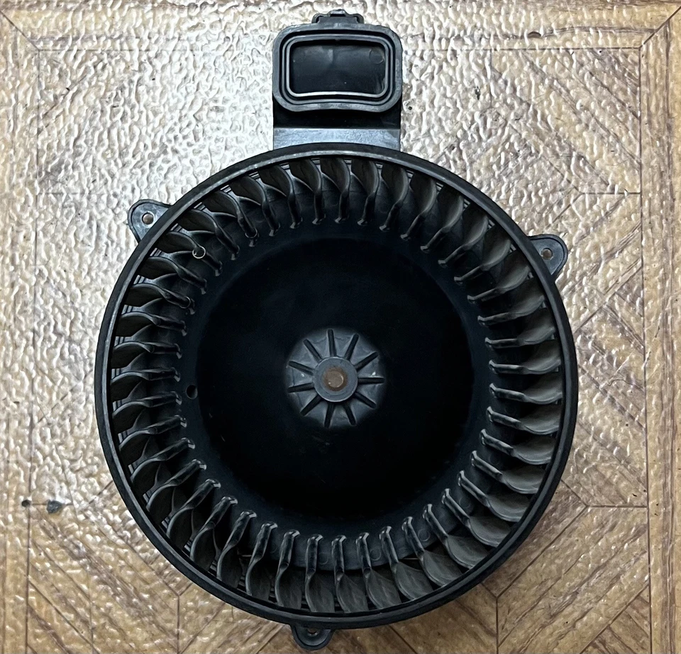 KENWORTH, PETERBILT BLOWER MOTOR MAHLE W205 7008 00 - Image 2 of 3