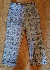PRINTED BLUE AND WHITE CAPRI PANTS IN SIZE S
