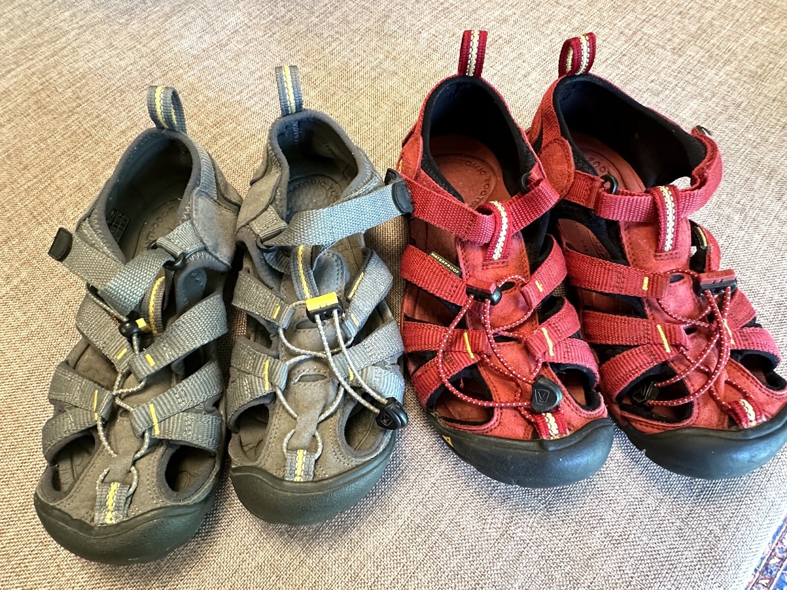 Due paia di sandali Keen ragazzi giovani taglie 2 e 3; grigio rosso scarpe da gioco acqua