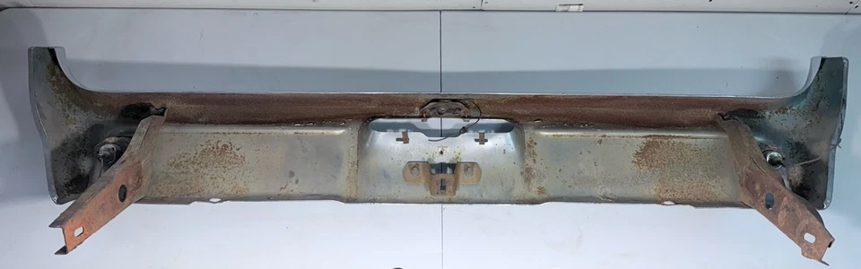 Pontiac Catalina Grand Prix Parisienne 1962 núcleo de parachoques trasero OEM usado Foto 2 de 4