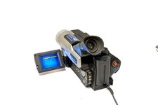 Videocamera analogica a cassette Hitachi VM-E565LE PAL 8mm Video8