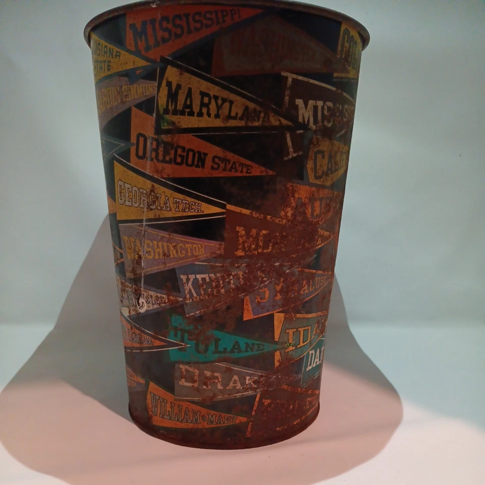 Lixeira de metal vintage Harvell NCAA College Pennant das décadas de 1950-1960. - Imagem 3 de 4