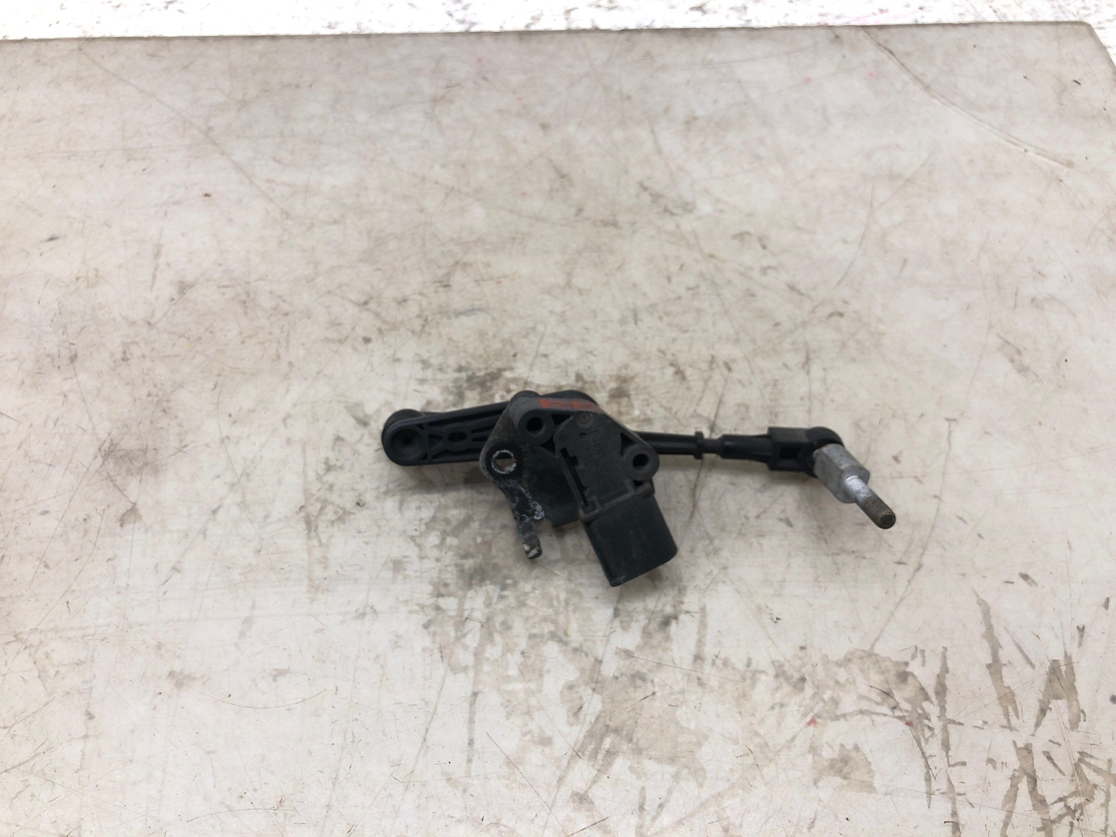 2016-2020 BENTLEY BENTAYGA RIGHT REAR SUSPENSION HEADLIGHT RIDE LEVEL SENSOR
