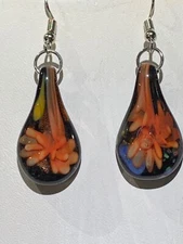 SALE...IMPORTED HAND-BLOWN GLASS FLORAL EARRINGS .BLK./CORAL. S.NEW