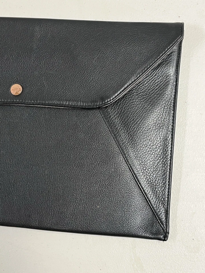 Estuche tipo folio negro de cuero Shinola cierre magnético a presión 9,5" x 14,5 Foto 3 de 4