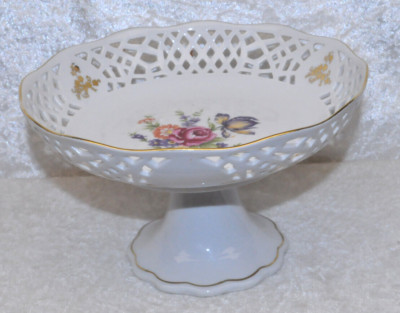Porzellan Fußschale -Durchbruchporzellan - Blumenmotiv - ca. 11 cm hoch
