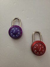 2 Master Zahlenschlösser: rot und lila