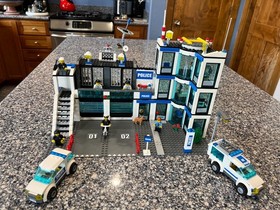 LEGO City: Police Station (7498), Retired Complete w/ Manual, Minifigs & Box, 