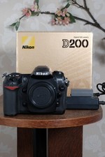 Stupendo! Nikon D200 in condizioni quasi perfette con confezione originale