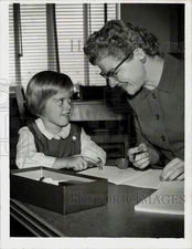 1963 Press Photo Dr. Genevieve Arnold examines young Stacie DeCrane in Houston