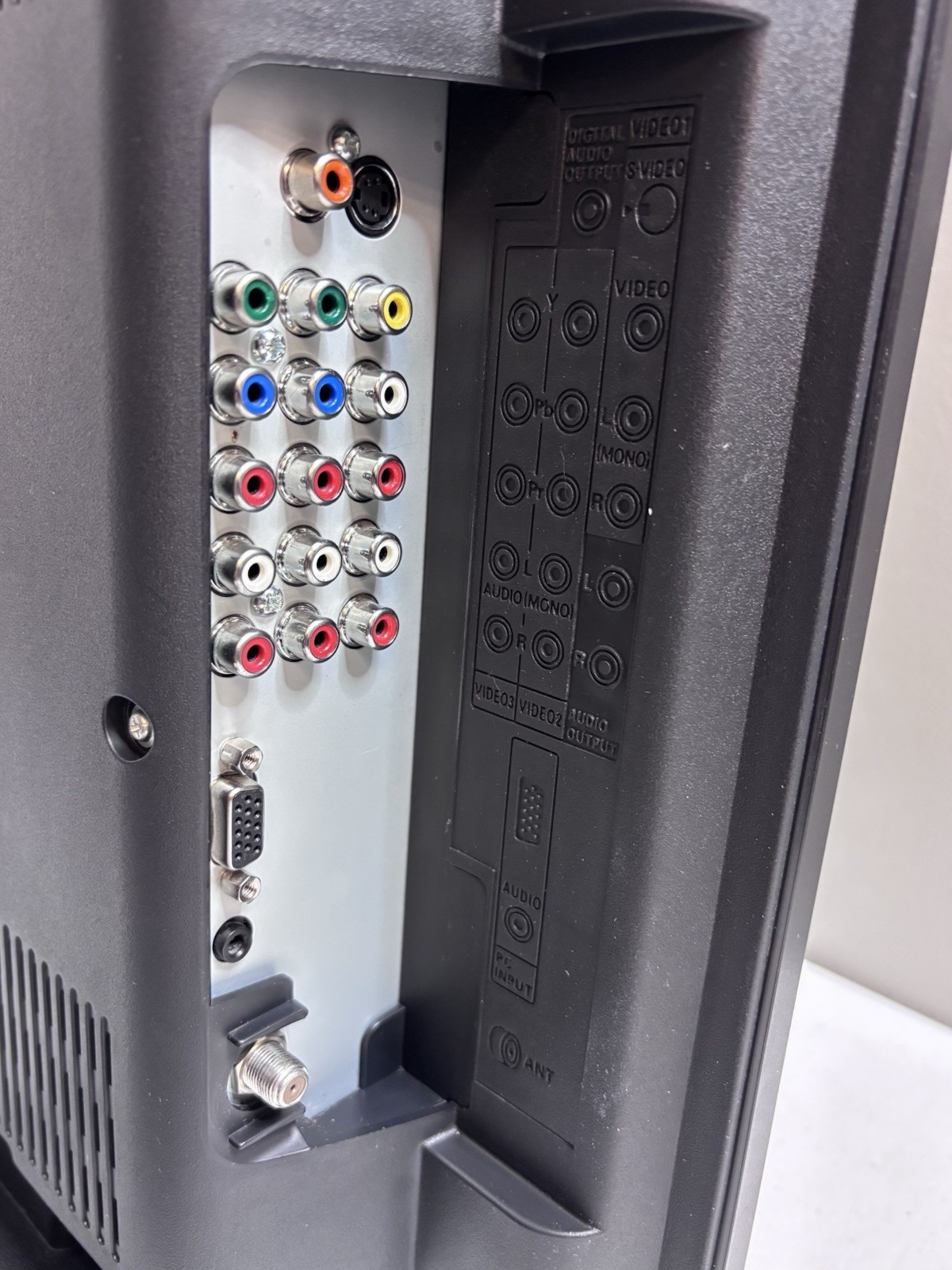 Sanyo DP19648 19" LCD HDTV 720p TV / Monitor with Remote - Vintage Retro Gaming