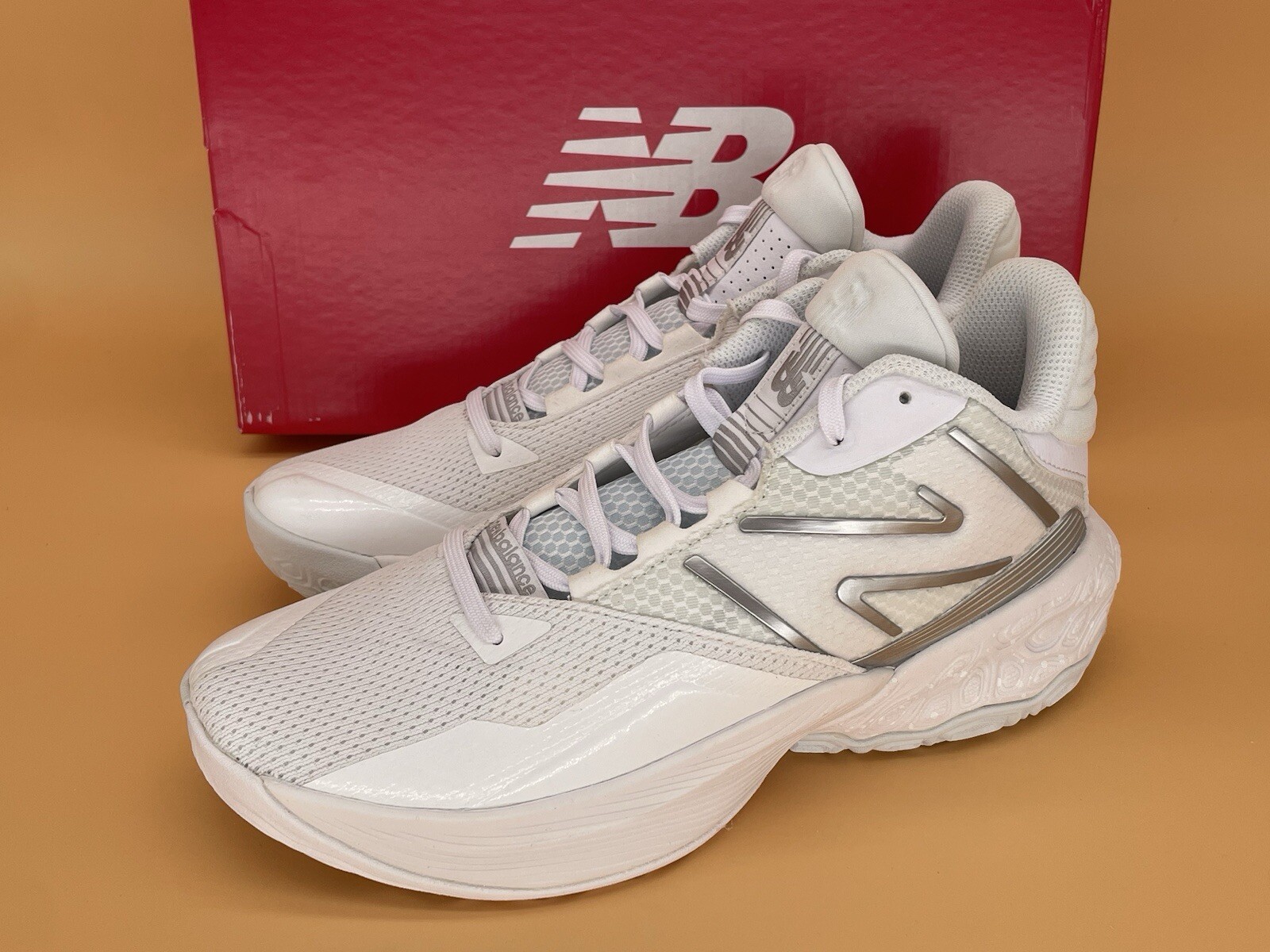 Sz 7.5 D Men/ 10 Women New Balance Two WXY V4 White / Silver  Basketball Shoe