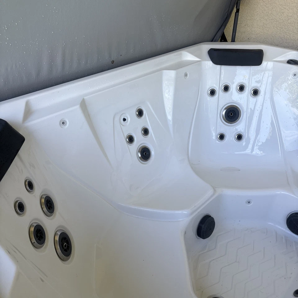 Title: Hot Spot Rhythm / Relay 6-7 Person Hot Tub Spa– Florida Pick Up - Image 2 of 4