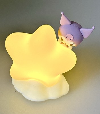 Sanrio lizenzierte Silikon Kuromi auf Wolke hinter kleinem Stern Batterie Schreibtischleuchte
