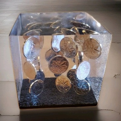 Penny Lucite Briefbeschwerer Würfel Kanada eingebettete Münzen Kitsch Schreibtisch Dekor 1977