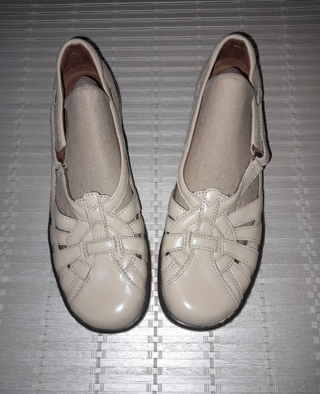 VGC Auditions Women's size 8.5 Beige Cream Round Toe Leather 1.5" Wedge Sandal