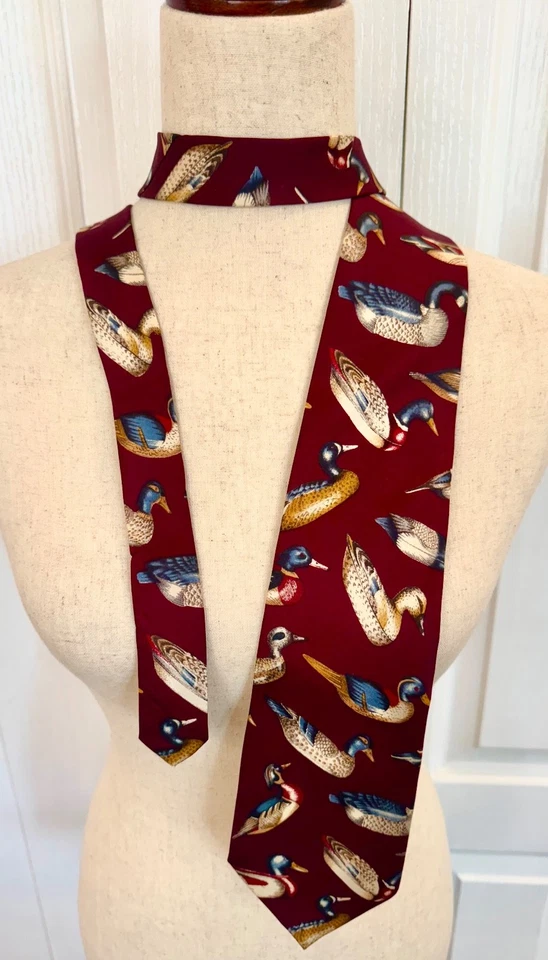 Corbata de seda para hombre, alta 62", de Ducks Unlimited, borgoña, varios patos sentados Foto 3 de 4