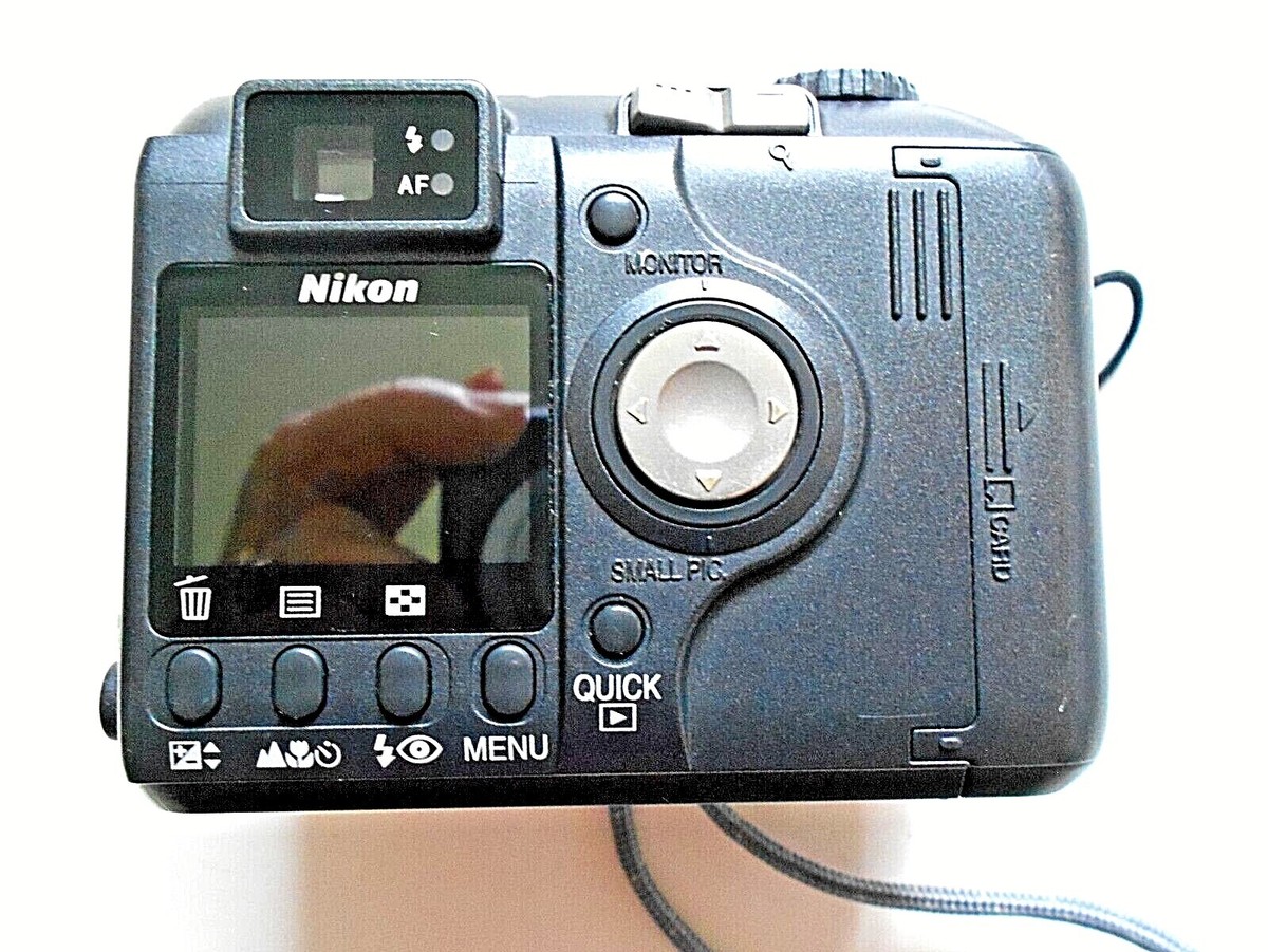 Nikon Coolpix 885 Digital Camera w/built-in Flash and Nikkor Zoom