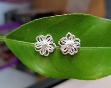 Lovely silver tone daisy stud earrings, 50s, 60s 70s retro