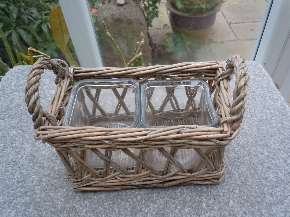 Cesta de mimbre con 2 candelabros interiores de vidrio Foto 4 de 4