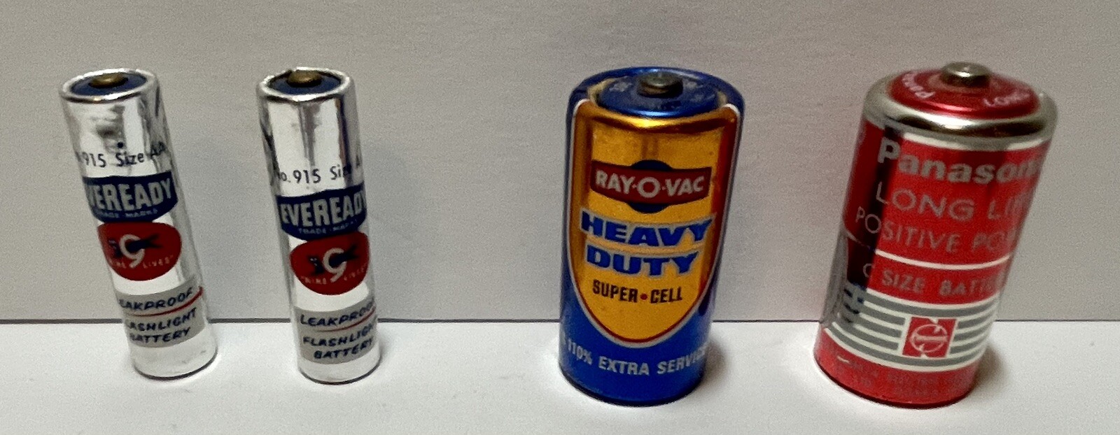 2 Eveready Vintage Batteries Black Cat 915 Aa. ray o vac & Panasonic C