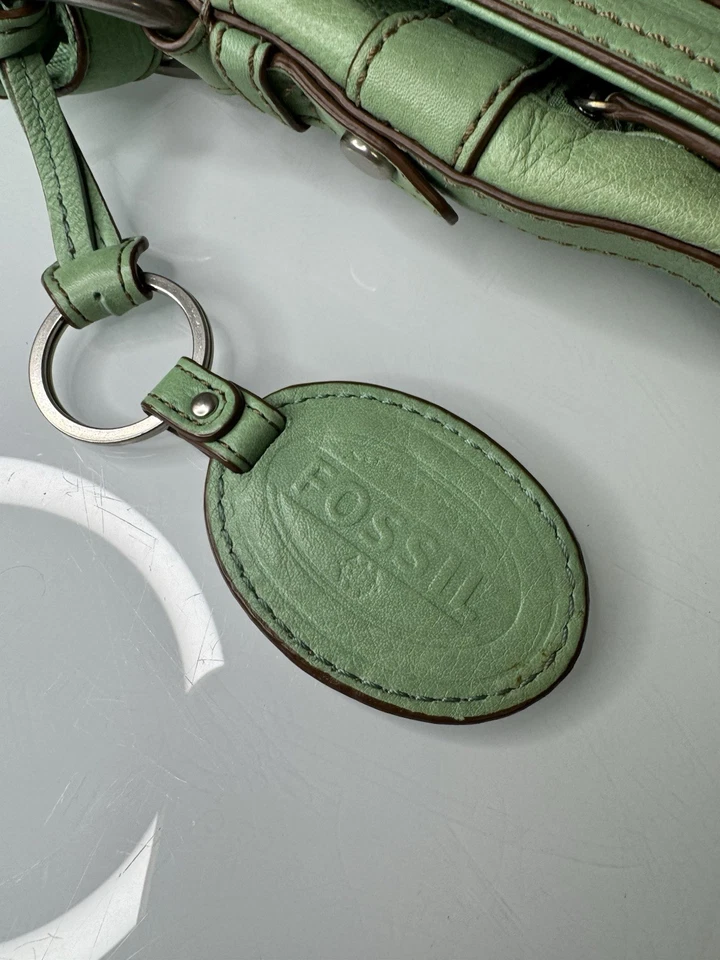 Bolso Bandolera Fossil Maddox Cuero Verde Azulado con Llavero  Foto 4 de 4