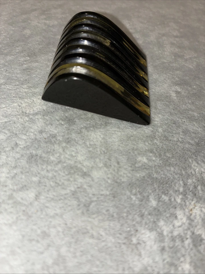 Botón de baquelita Art Deco vintage, triángulo acanalado a rayas de jugo negro y manzana Foto 2 de 4