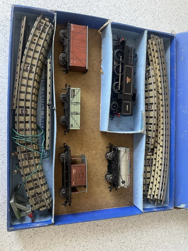 Hornby Dublo tank goods set, 3 rail. - Image 3 of 4