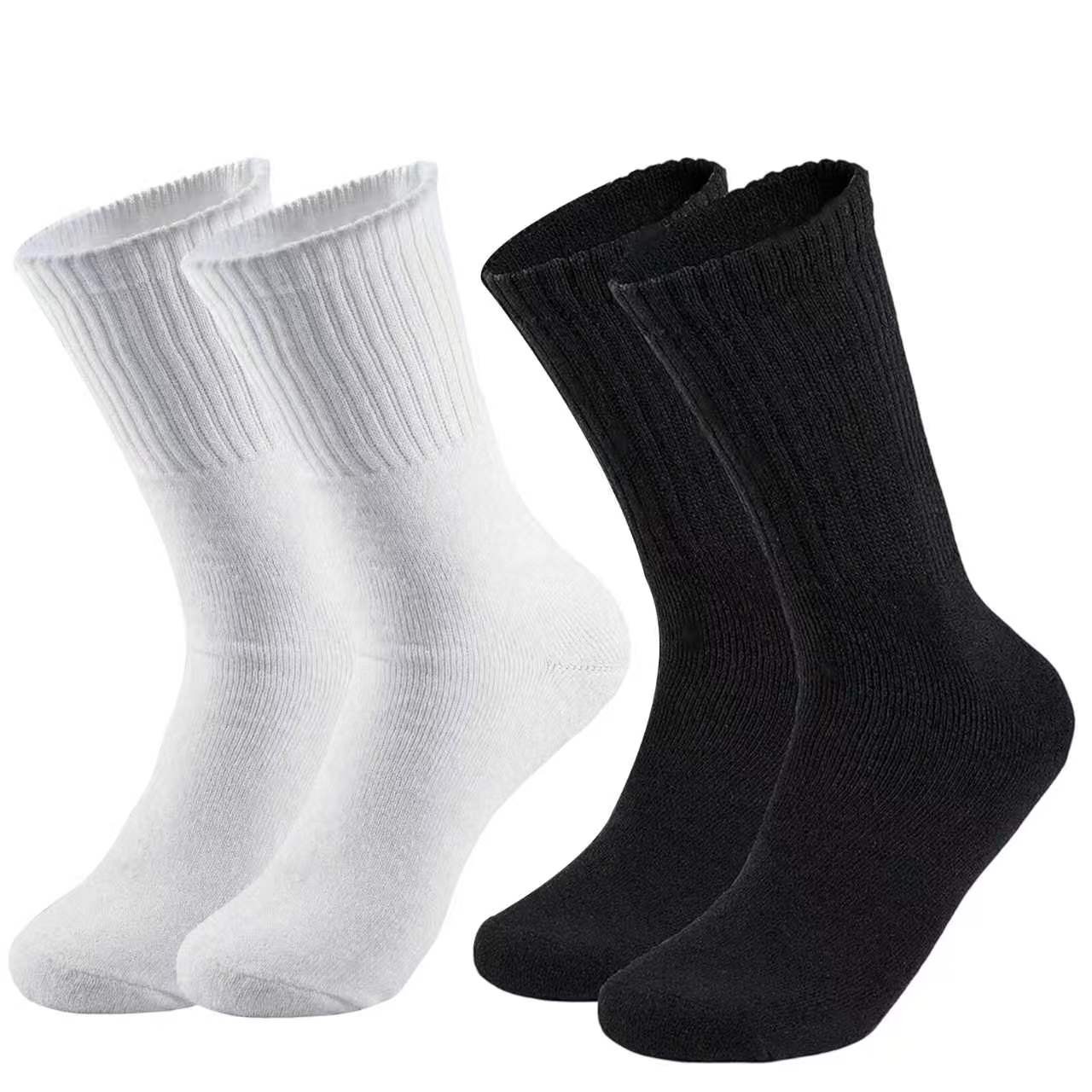 Men's solid color sports cotton boat socks in white/black,
