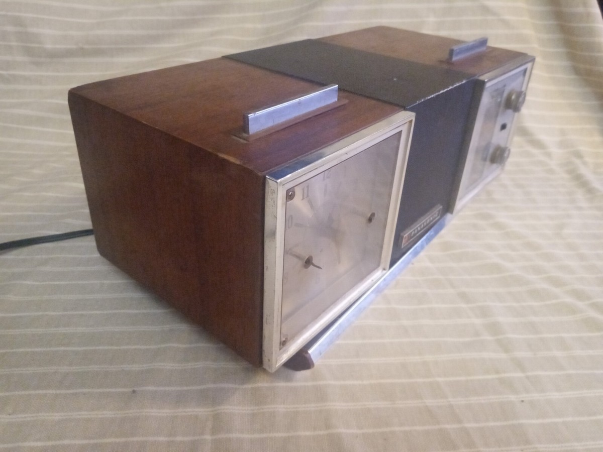Vintage Panasonic Model RC-7467 Wood Cabinet AM/FM Clock
