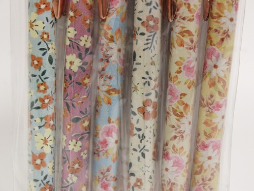 paquetes de 6 bolígrafos retráctiles tinta negra patrón floral surtido - Imagen 2 de 3