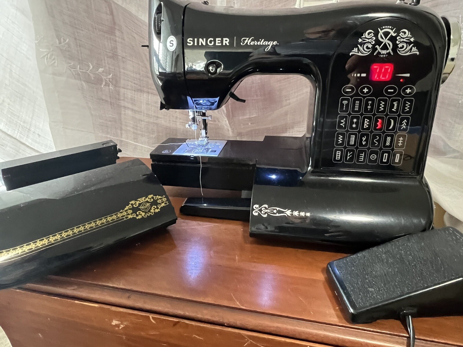 Singer Heritage Sewing Machine Model 8768 Brand New Open Box eBay