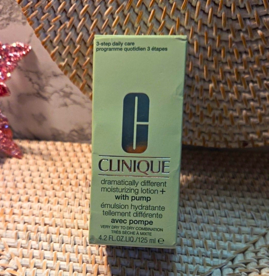 Clinique Dramatically Different Lotion+ Pump 4.2 fl oz, Very Dry-Dry Comb