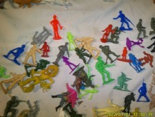 COLLECTION OF OVER 70 HARD PLASTIC ARMY MEN COWBOY INDIAN CONSTRUCTION TOYS